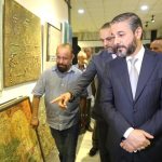 وزير التعليم العالي والبحث العلمي يطلق مبادرة إثراء الفضاء البصري ويفتتح معرضاً تشكيلياً في كلية الفنون الجميلة