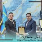 تكريم عميد الطب البيطري بجامعة كربلاء من قبل مدير المستشفى البيطري بمناسبة اليوم العالمي للطبيب البيطري